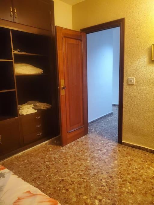 Lovely Bedroom In A Shared Apartment In The Center Of Alicante Esterno foto